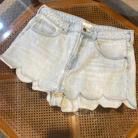 H&M Scalloped Denim Mini Shorts - Picture 2 of 6